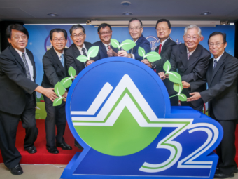 行政院環保署溫馨歡慶32週年慶(由左至右為副署長蔡鴻德、前署長李應元、前署長魏國彥、現任署長張子敬、前署長簡又新、前署長陳龍吉、前署長張祖恩、前署長沈世宏)