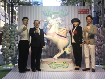 由左至右為日藥本舖董事長特助、日藥本舖董事長謝德璋、插畫家絵子猫老師、BEENOS集團直井聖太社長