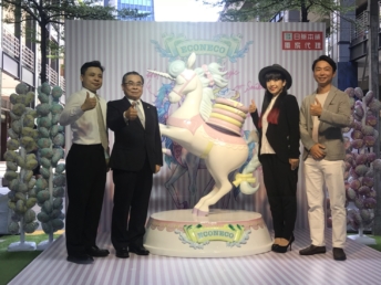 由左至右為日藥本舖董事長特助、日藥本舖董事長謝德璋、插畫家絵子猫老師、BEENOS集團直井聖太社長