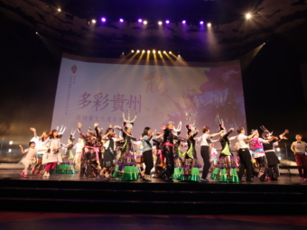 跳舞曲目為「乾一杯 多耶」，邀請現場觀眾上台參與互動